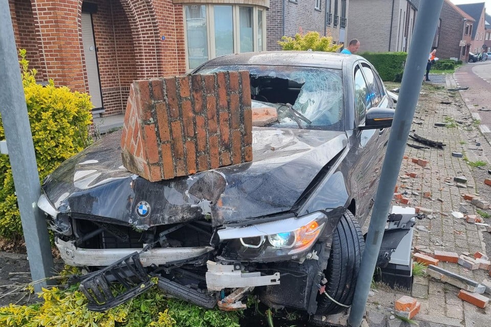 De BMW kwam vlak bij een verkeersbord tot stilstand.