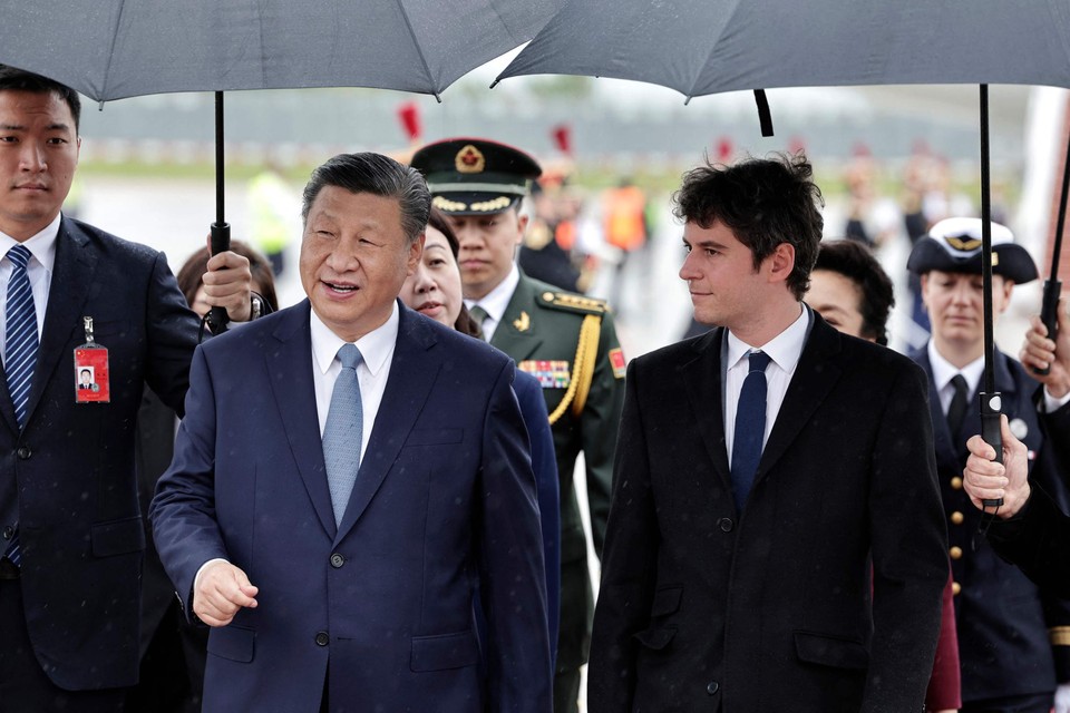 Xi Jinping wordt op de Parijse luchthaven Orly verwelkomd door Frans premier Gabriel Attal.