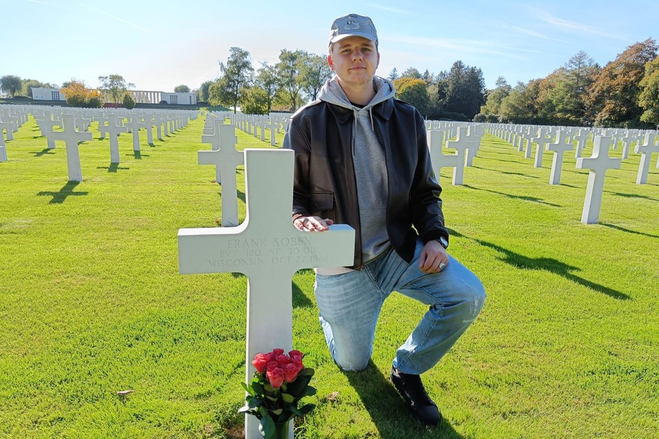 Robbe op de militaire begraafplaats bij het graf van één van de gesneuvelde soldaten dat hij adopteerde. 