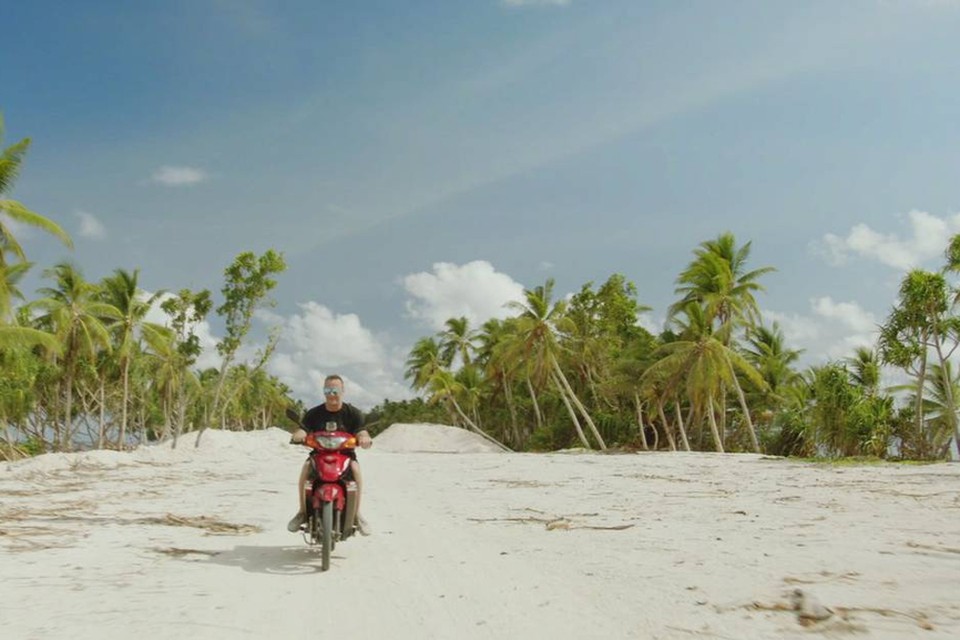 Tom Waes bezocht voor ‘Reizen Waes’ het nietige eilandje Tuvalu. Het is bedreigd door de stijgende zeespiegel, maar niet door corona. 