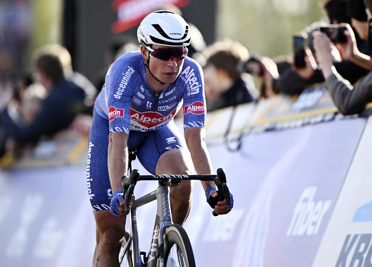 Jasper Philipsen past voor de Ronde van Vlaanderen en rijdt