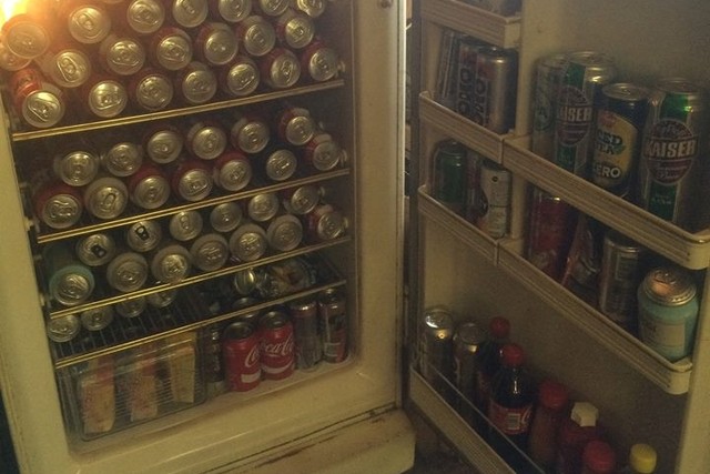 bedelaar hand Caius Limburger verzamelt koelkast vol bier op Pukkelpopcamping (Hasselt) | Het  Belang van Limburg Mobile