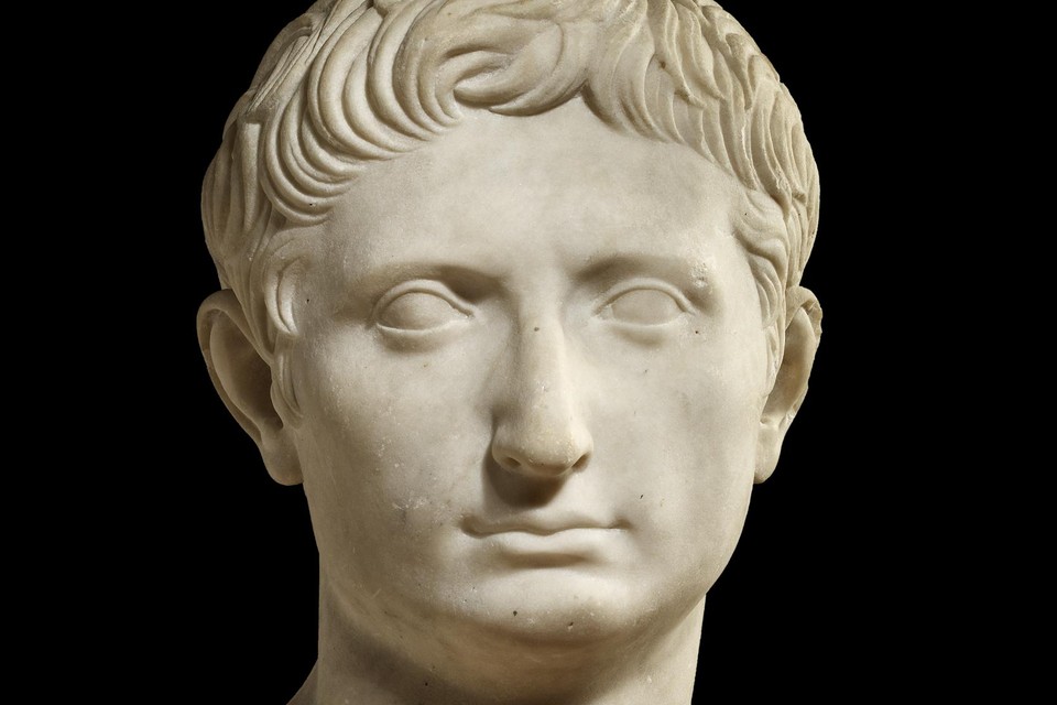 Augustus, hij zou zich eeuwig jong laten afbeelden. 