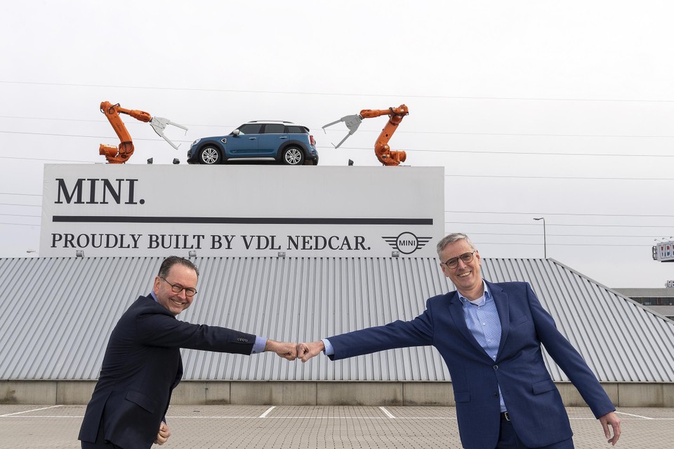 Paul van Vuuren (links) en John van Soerland hebben nog steeds vertrouwen in een nieuwe toekomst voor VDL Nedcar.