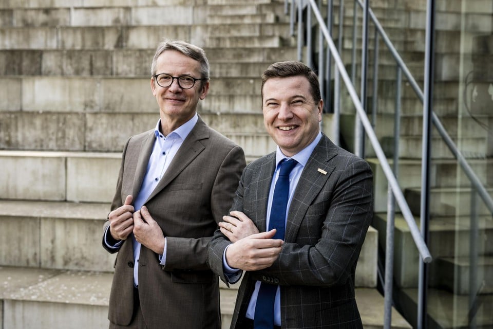 KU Leuven-rector Luc Sels (links) en UHasselt-rector Bernard Vanheusden.