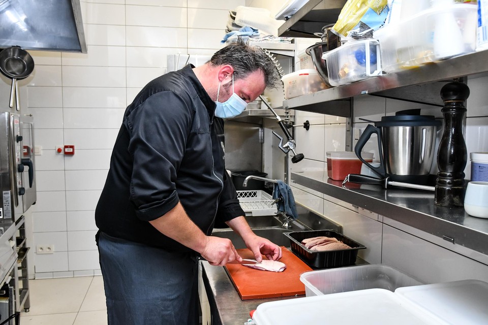 Chef-kok Jan Wouters van het Hasselts restaurant 6 Zinnen kookt al anderhalf jaar met mondmasker. “Maar ik moet kunnen proeven en ruiken.” 