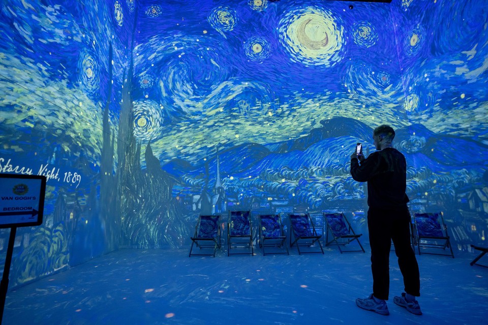 Tijdens een digitale show in Brussel neem je een duik in het leven en het werk van de beroemde schilder Vincent van Gogh.