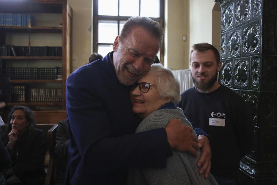 Schwarzenegger omhelst Holocaust-overlever Lidia Maksymowicz. 