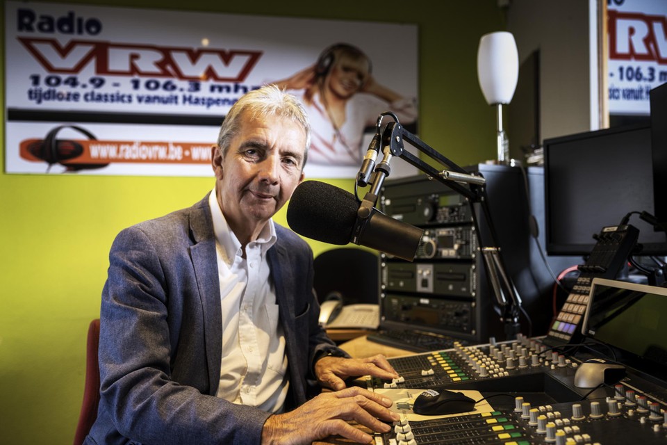 Johnny Put achter de knoppen in de studio van waar het ooit allemaal begon: Radio VRW in Wellen. 