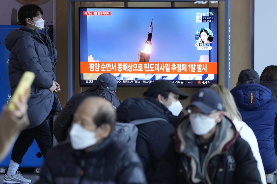 Buur Zuid-Korea volgt de lancering van nabij. 