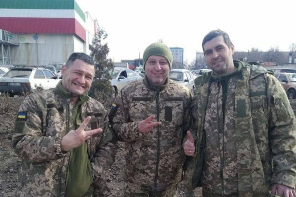 Yuriy Vernydub (midden) met twee collega’s bij het Oekraïense leger. 
