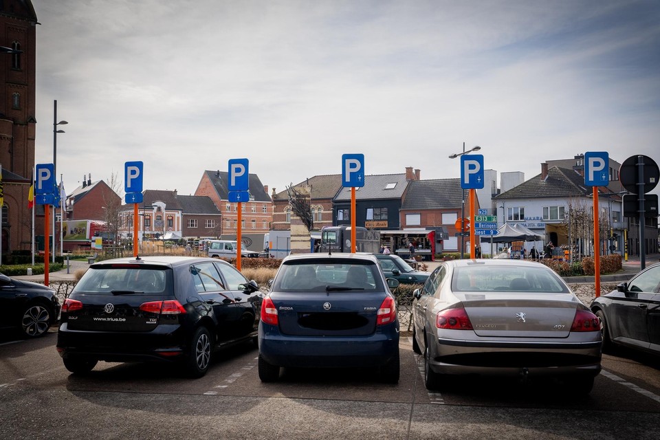 “De kleinste parking van Paal.” Aan elke parkeerplaats staat een blauw bord. 