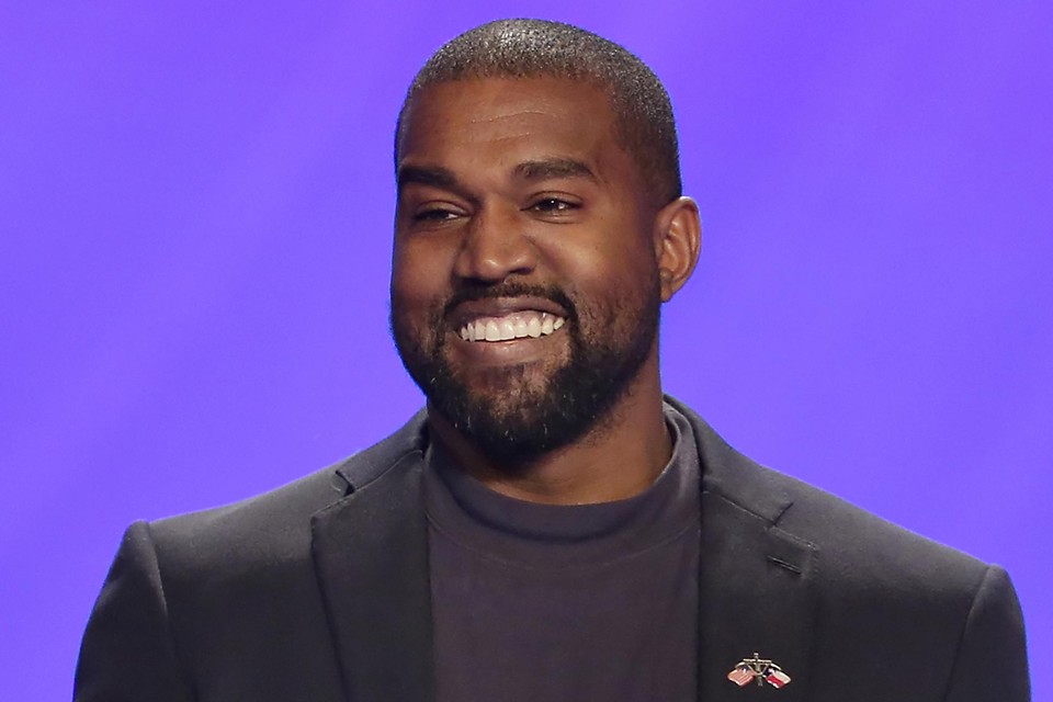 Kanye West heeft zijn ouderlijk huis laten nabouwen om er deze week - eindelijk - zijn nieuwe album uit te brengen. 