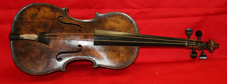 De viool werd voor 1,3 miljoen euro verkocht.