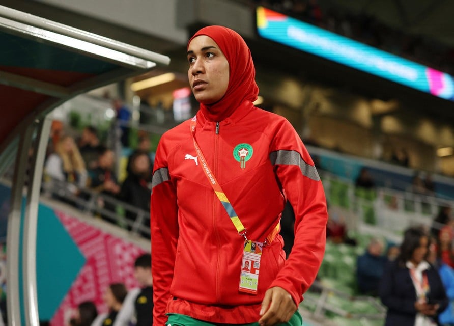 Nouhaila Benzina bleef negentig minuten op de bank in de wedstrijd tegen Duitsland.