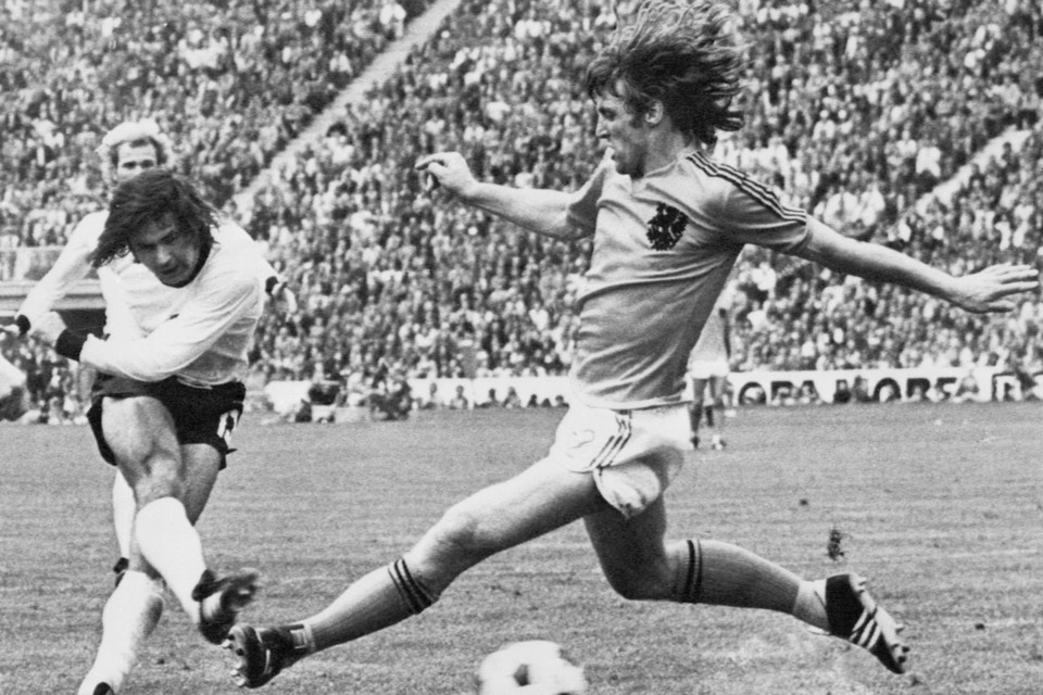Gerd Müller (links) bij zijn goal in de finale van het WK 1974 tegen Nederland. 