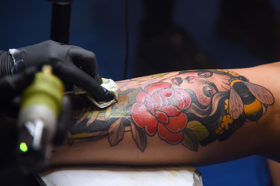 Volgens de nieuwe regels mag de inkt voor tattoos geen ­isopropanol meer bevatten. Die zit nu nog in de overgrote meerderheid van de inkten.  