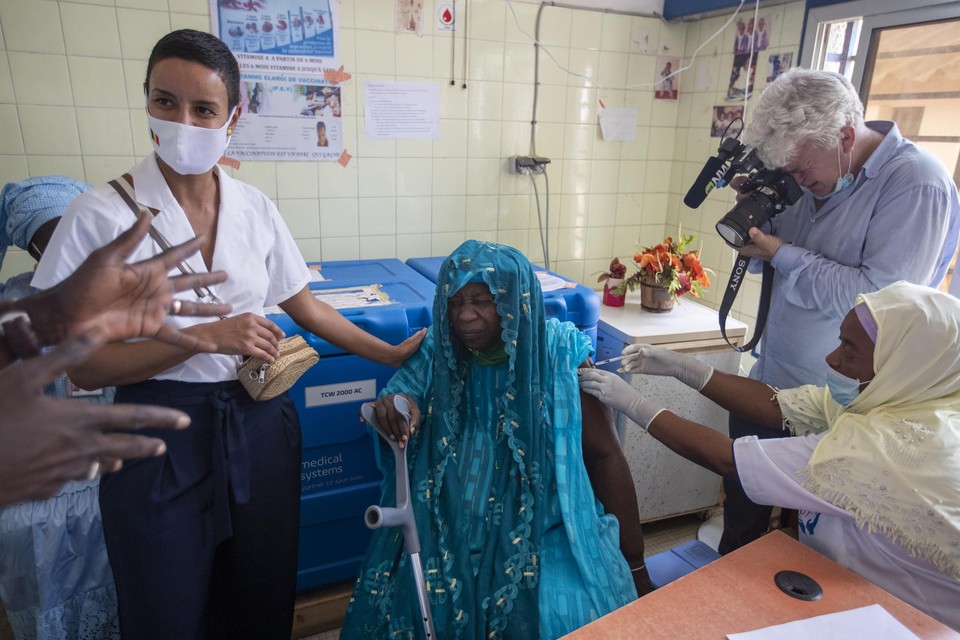 Minister Kitir tijdens de vaccinatie in het Koning Boudewijn-ziekenhuis in Dakar. 