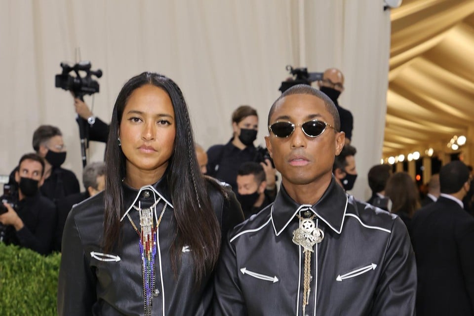 Producer Pharrell Williams en zijn vrouw model Helen Lasichanh gingen voor een samenpassende outfit. 