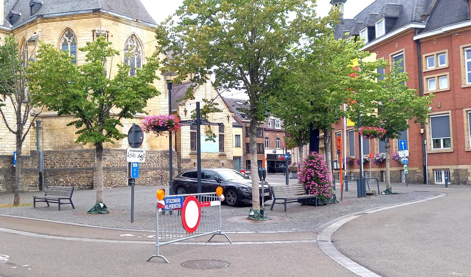 Het pleintje waar de schermutseling was, ligt achter de kerk vlakbij het Deken Paquayplein in Bilzen.