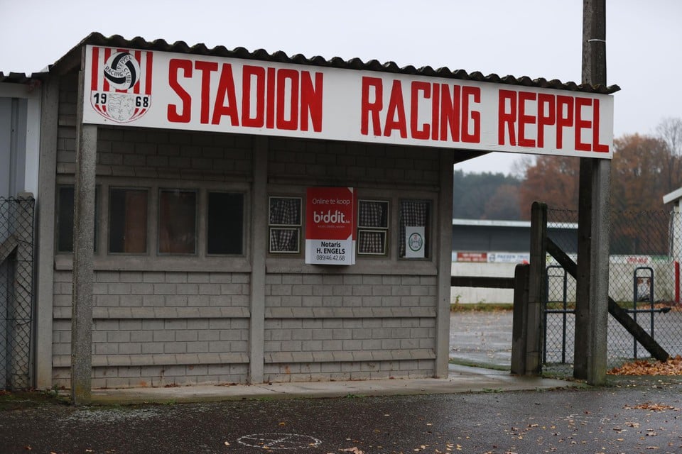 Het stadion van RC Reppel staat te koop op de immo-site Biddit. 