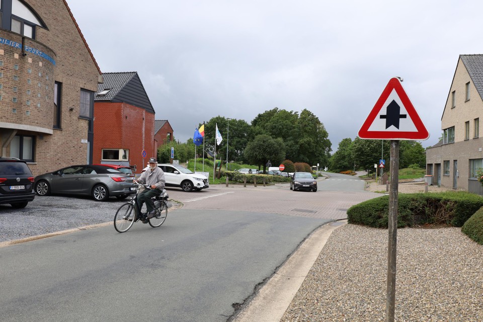 Zicht vanuit de Koeweerd naar Langs de Graaf in Stokkem. Na de herinrichting van dit kruispunt krijgt de rechtse afbuiging naar de Stokkemerbaan voorrang.