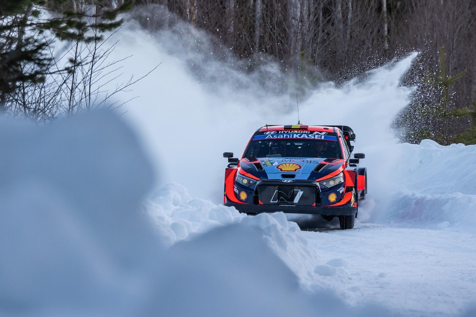 Thierry Neuville staat pas zesde in de Rally van Zweden.