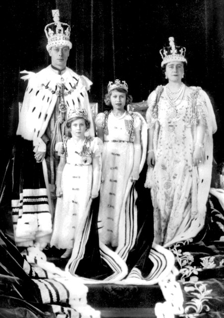 De kroning van koning George VI, met kersvers Queen Elizabeth en hun twee dochters Elizabeth en Margaret. 