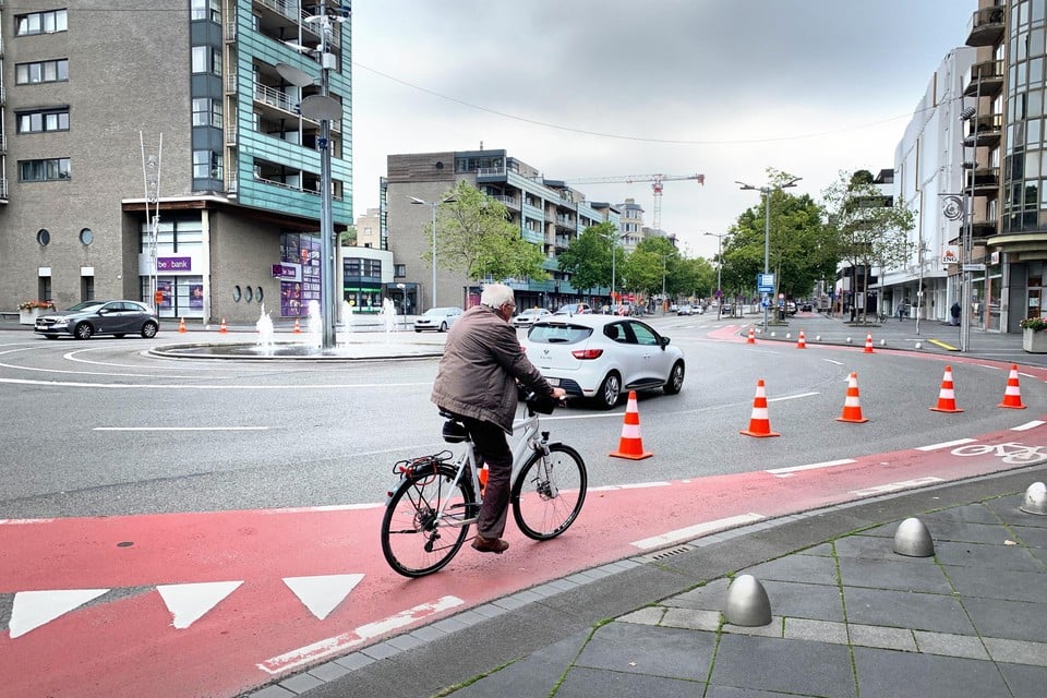 De invoegstroken worden voor de rotonde op de Europalaan van twee naar één gebracht zodat de conflictpunten voor fietsers halveren. Betonblokken moeten extra bescherming bieden.