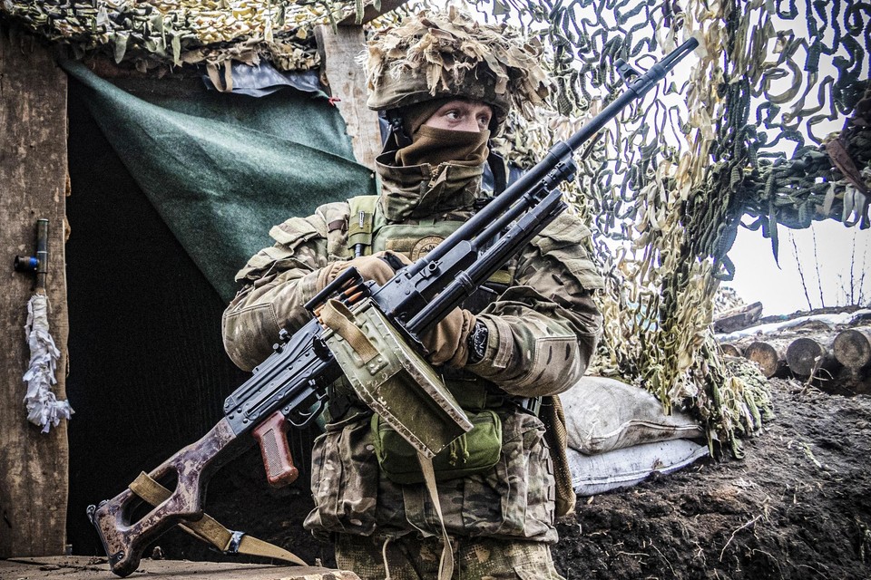 Een Oekraïnse soldaat aan de frontlijn in de Donbas. 
