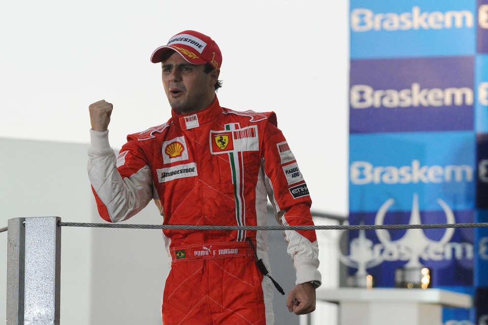Een emotionele Felipe Massa viert zijn overwinning tijdens de GP van Brazilië na het mislopen van de wereldtitel in 2008