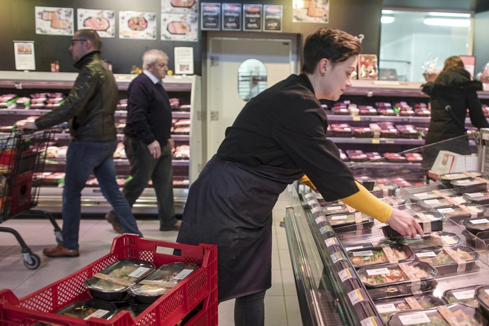 De Limburgse Alvo-supermarkten schakelden zaterdag extra personeel in om de rekken bij te vullen. 