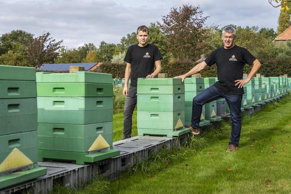 Bij professioneel imker Chris Strijbos werden vier bijenkasten gestolen.