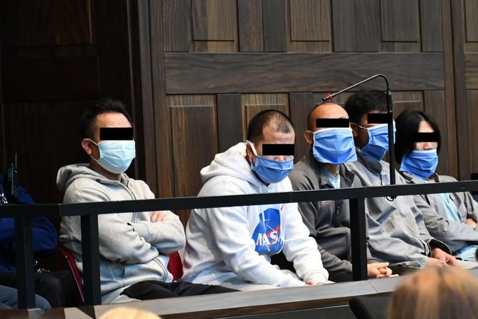 De vijf verdachten die nog achter de tralies zitten, met uiterst links hoofdverdachte Vo Van Hong.  