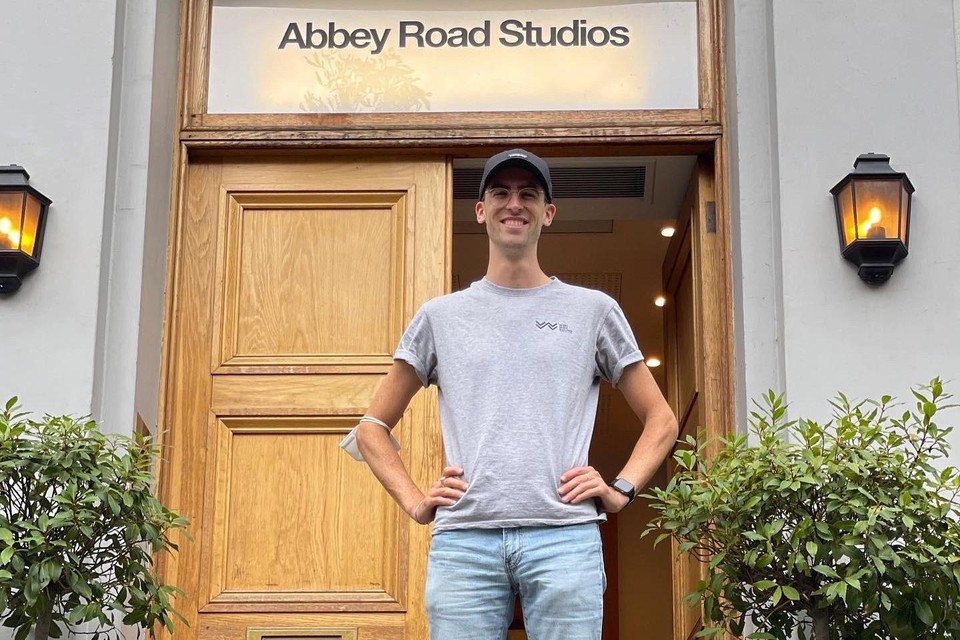 Hasselaar Tom Verstappen op de trappen van de legendarische Abbey Road Studios in Londen. 