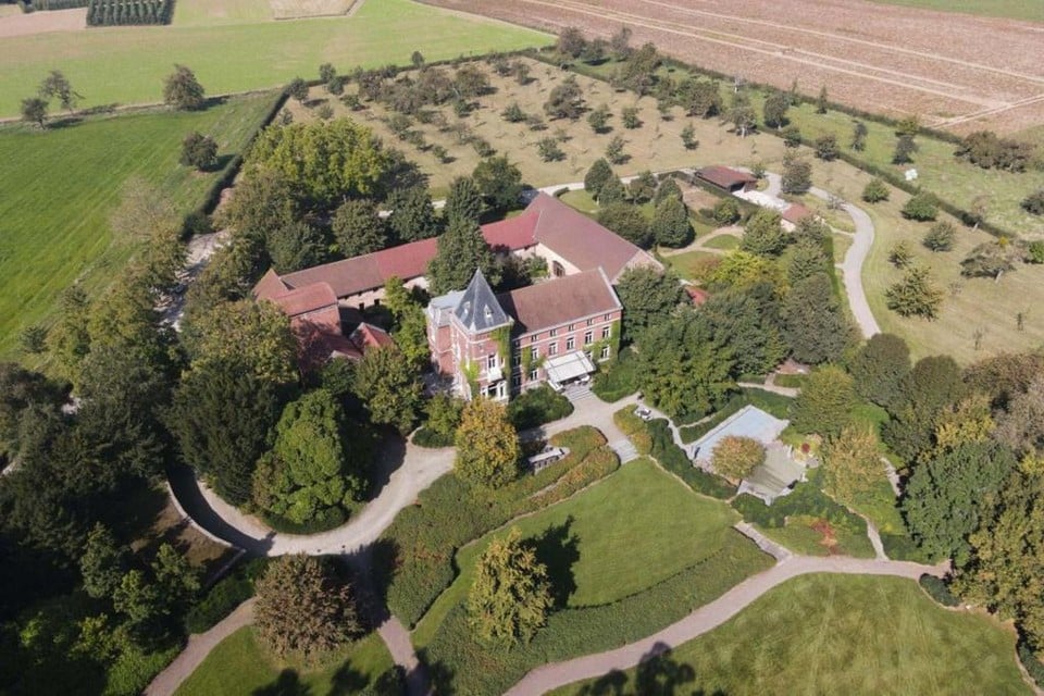 Het kasteel Borghof, met hoeve, ligt op een 5,5 hectare groot domein