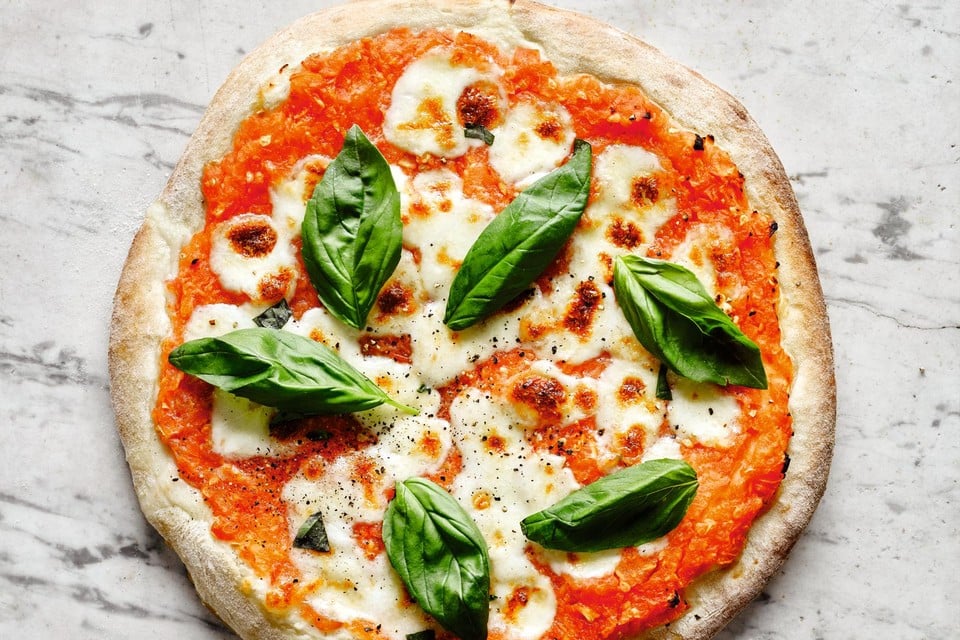 Pizza Margherita: een klassieker uit de Italiaanse keuken.