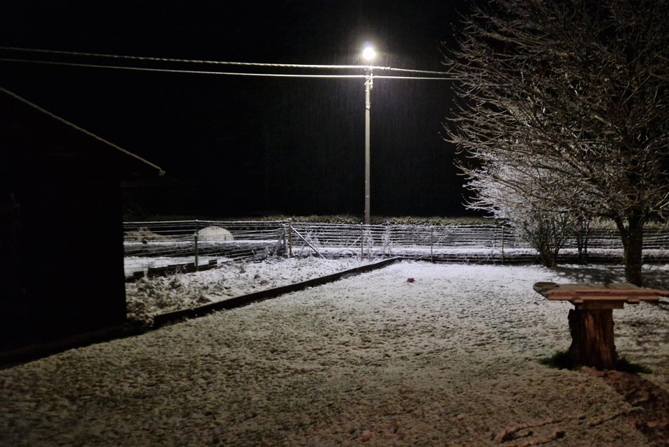 De sneeuw blijft liggen in Louette-Saint-Pierre. 