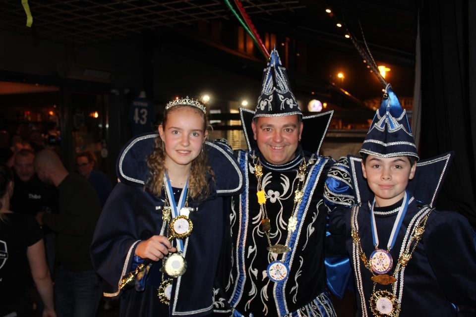 Prins Carnaval Ludo II (midden) met Jeugdprinses Lona I (links) en jeugdprins Mike I (rechts) 