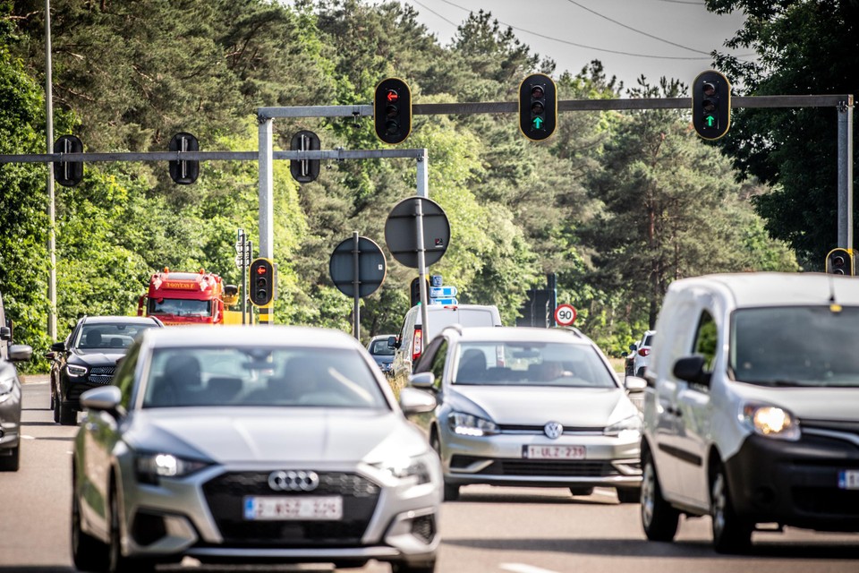 In Genk zijn vandaag al vier kruispunten in uitgerust met intelligente verkeerslichten, zoals ook hier op het kruispunt Oosterring (N750) en Camerlo (N77). De slimme verkeerslichten zijn wel nog niet aangesloten op de cloud. 