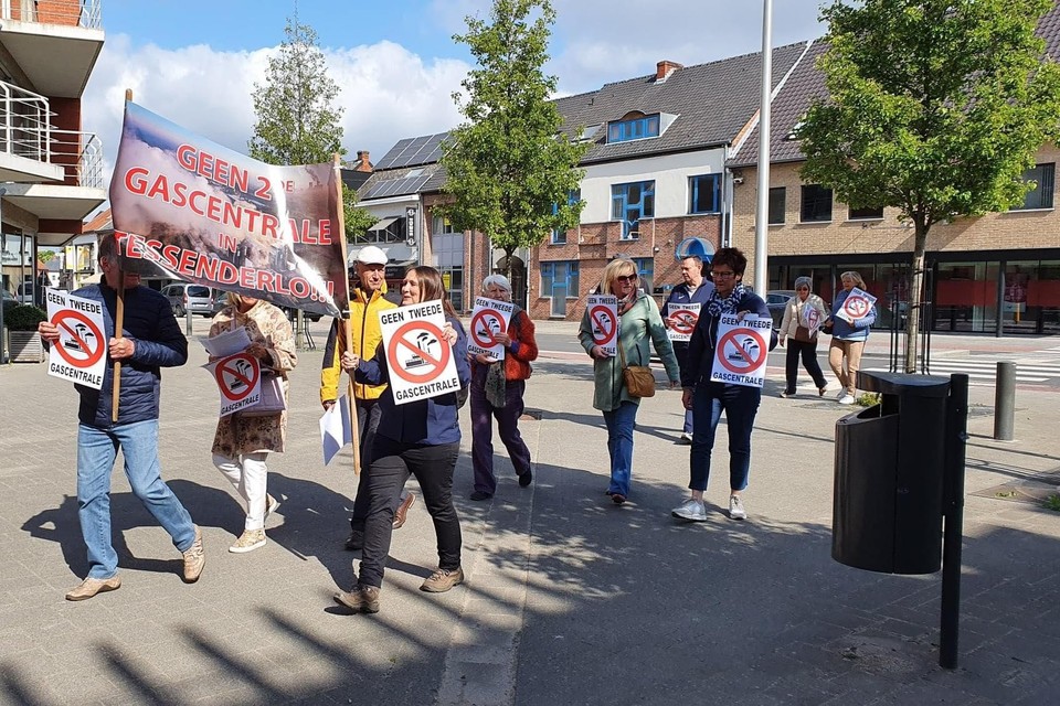 Buurtbewoners protesteren tegen de komst van een tweede gascentrale in Tessenderlo. 