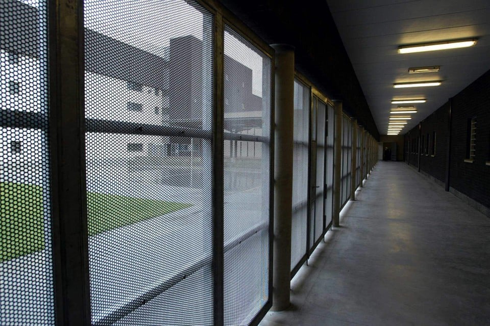 Op 25 oktober 2021 hoorden twee cipiers in de Hasseltse gevangenis en hels lawaai komen uit de cel van de verdachte en het slachtoffer.