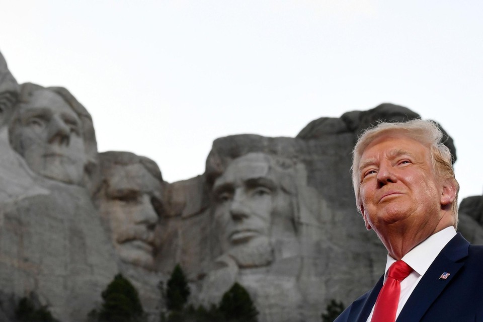 Donald Trump hield zijn 4 juli-speech voor Mount Rushmore, waar de beeltenissen van vier legendarische presidenten in de rotsen zijn vereeuwigd.   
