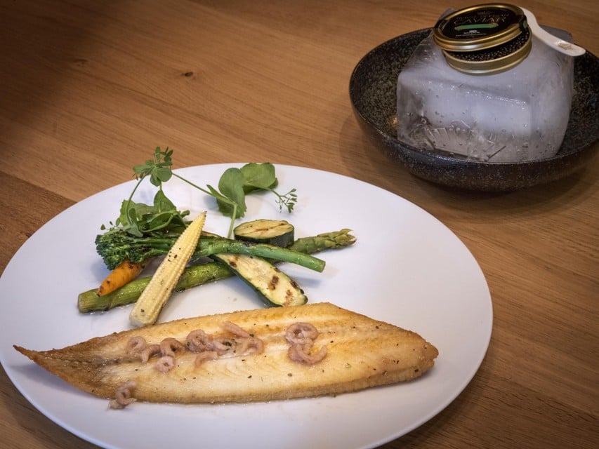 Zeetong meunière, mooi geserveerd met een groentenmix van asperges, courgette, een peentje en een maïskolfje. 
