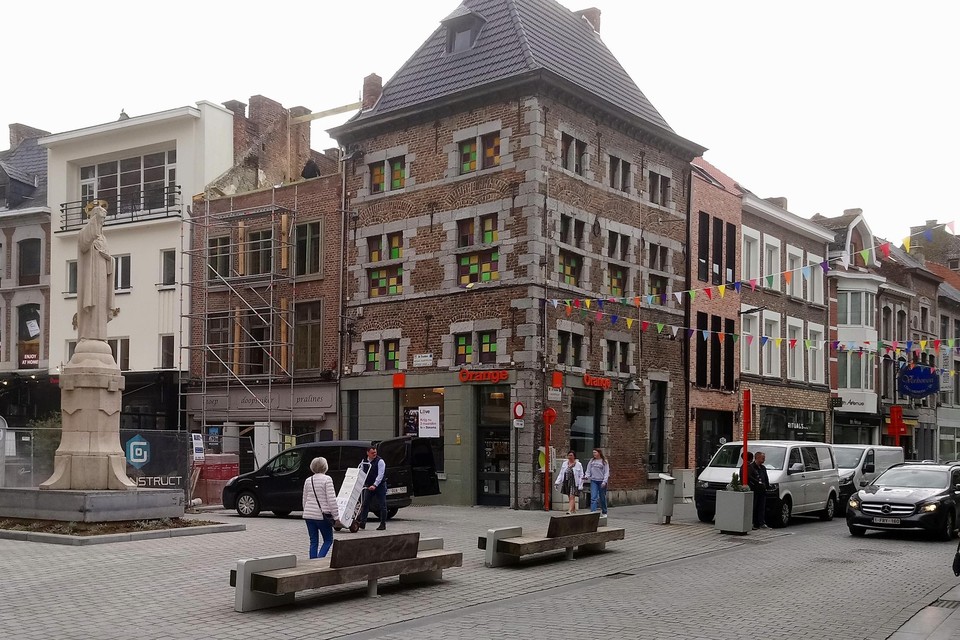 Rechts van het hoekpand komt in de Luikerstraat nr. 2 de ingang van de winkel. Die loopt door en gaat over in een tearoom met terras (het pand links dat nu gerestaureerd wordt). 