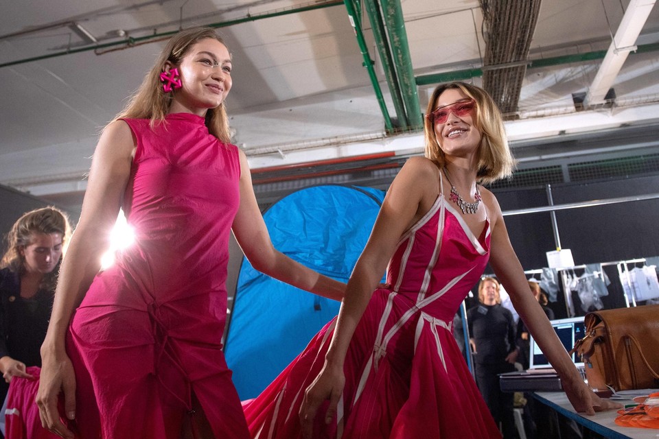 massa Republiek Faial Supermodellen Bella en Gigi Hadid gaan uit de kleren voor Versace: “Hier  krijg ik nog steeds koude rillingen van” | Het Belang van Limburg Mobile
