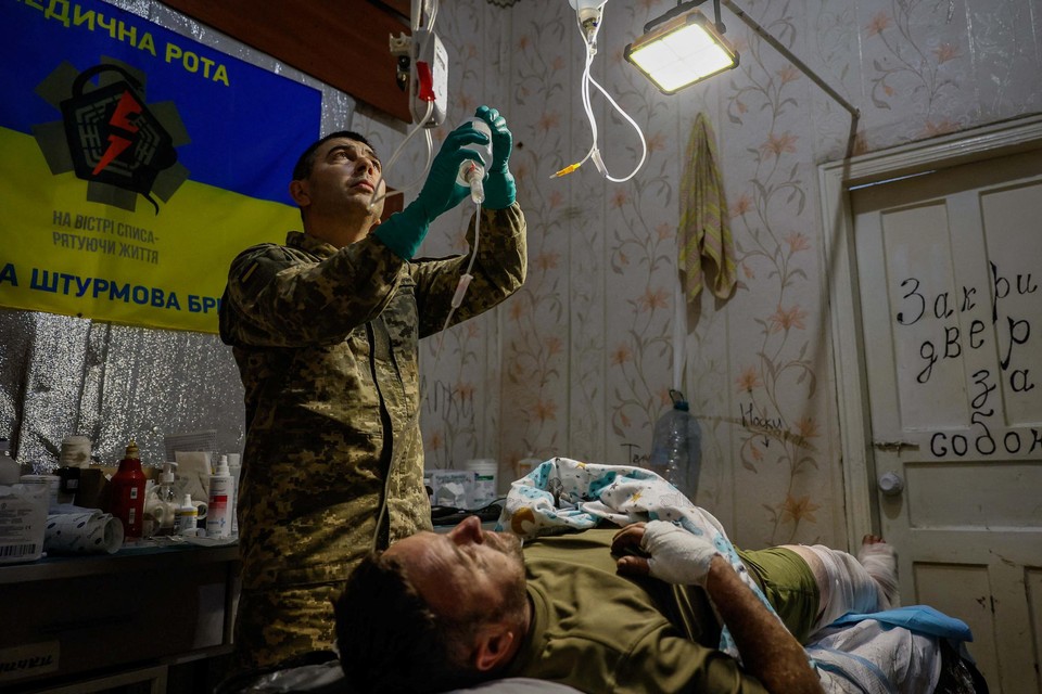 Een Oekraïense soldaat krijgt medische hulp in de regio Donetsk.