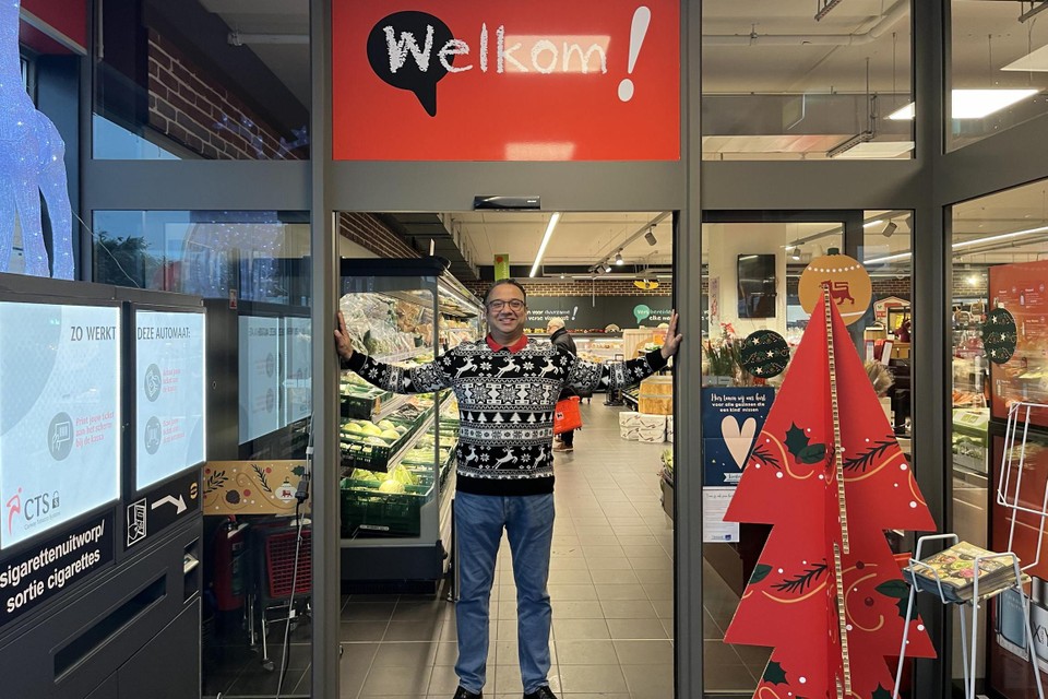 Ashok Sarda verwelkomt zijn klanten op Kerstdag en Nieuwjaarsdag vanaf 8 uur ’s ochtends in zijn Delhaize in Nieuwerkerken