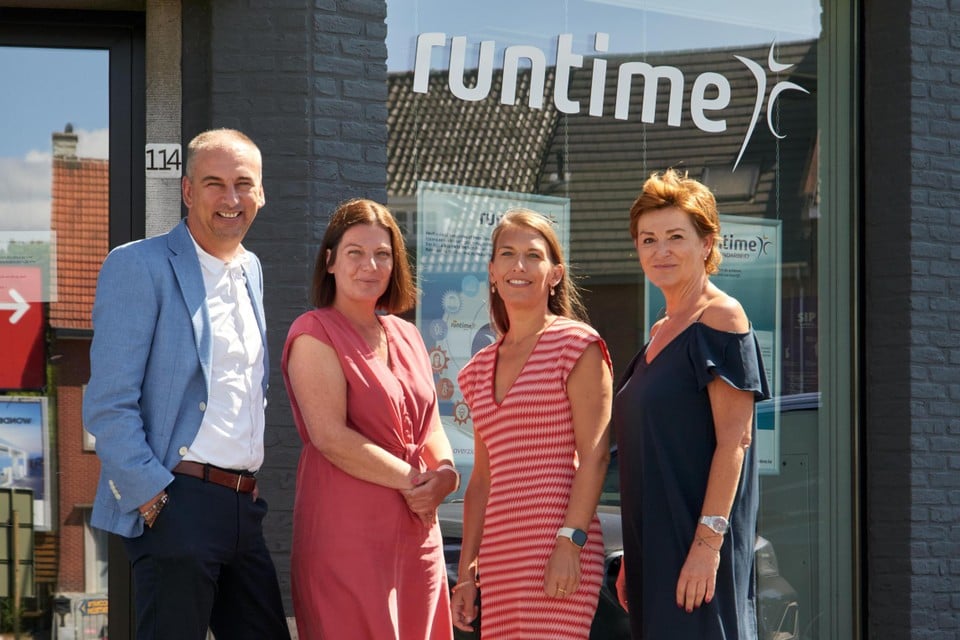 Van links naar rechts Joël Stockmans en Sarah Porco van de Umani Group. Daarnaast Nikki Adriaensen en Ingrid Bijnens van Runtime Group.  