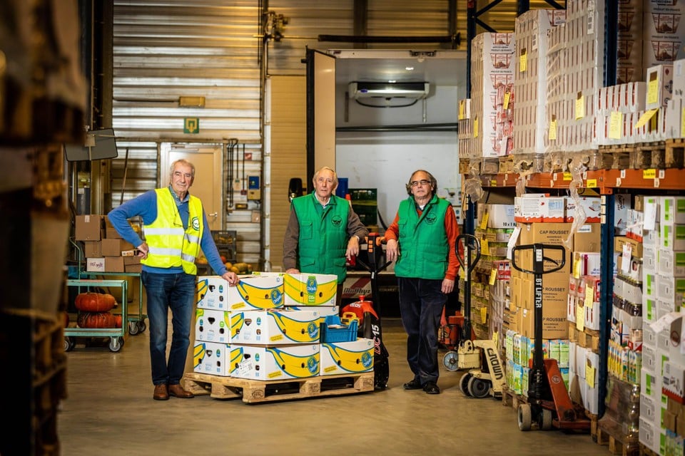 “Vanaf de nieuwe locatie van de Limburgse Voedselbank gaat elke maand 130 ton voedsel de deur uit”, zeggen vrijwilligers Jos Verdin, Luc Goossens en Jos Dessers. 